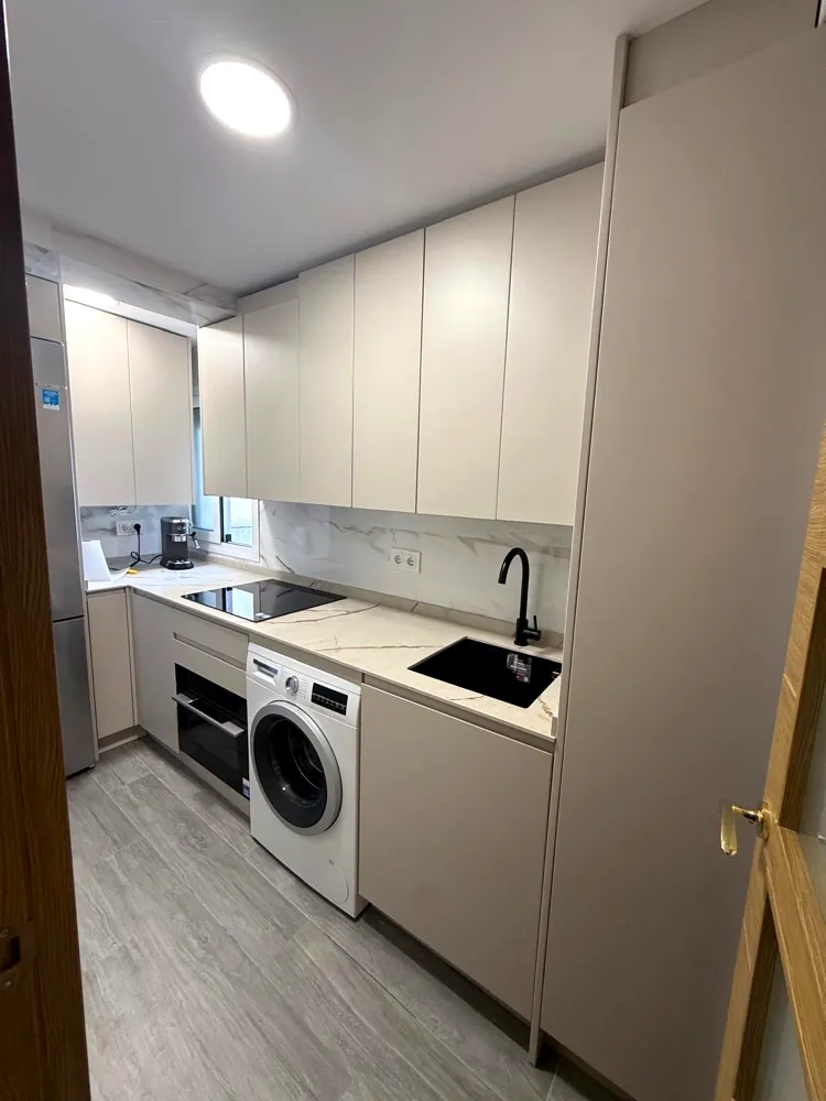 Diseño de cocina moderna en gris mate con encimera veteada, Madrid